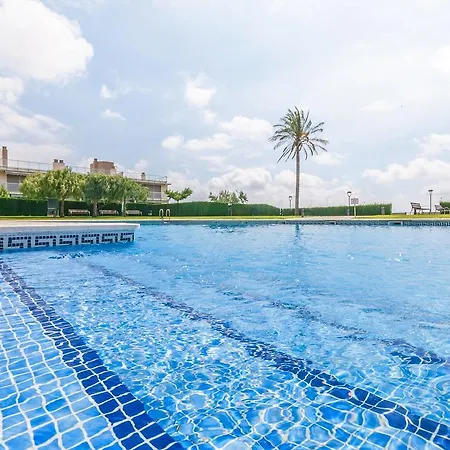 Modern Lampolla With Swimming Pool דירה